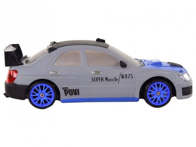 Športni avto R/C 1:24 na daljinsko upravljanje z zamenljivimi kolesi – sivo