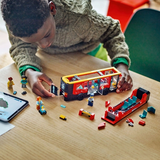 LEGO Mesto 60407 Rdeči dvonadstropni izletniški avtobus