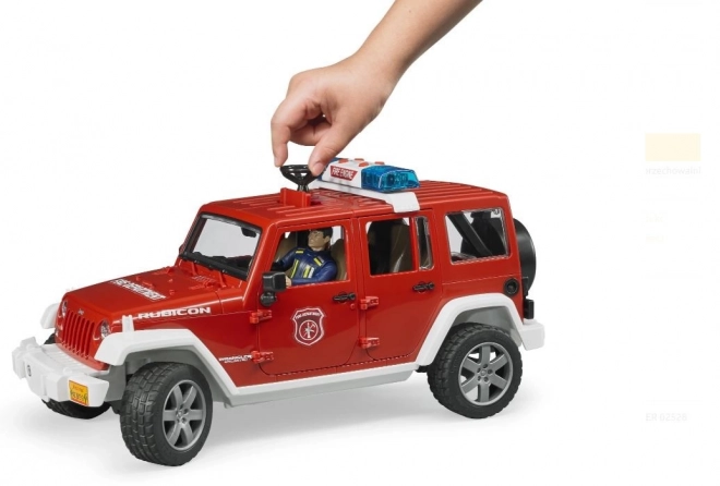 Bruder Rdeči gasilski JEEP WRANGLER s figurico in dodatki