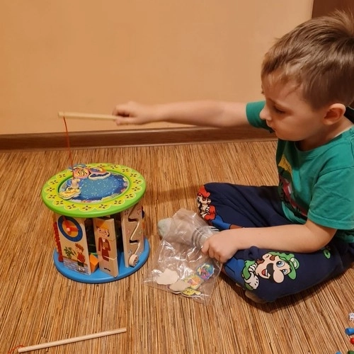 Lesena kocka z igrami za otroke