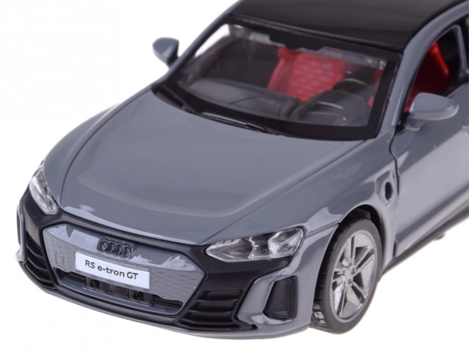 Kovinski model Audi RS e-tron GT Coupe z zvočnimi in svetlobnimi efekti