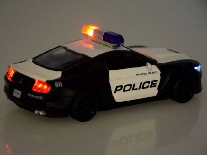 Kovinsko policijski avto Ford Shelby GT350 v merilu 1:32 z učinki svetlobnih signalov