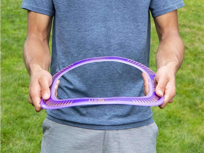 Aerobie Pro Blade leteči disk igrača na prostem