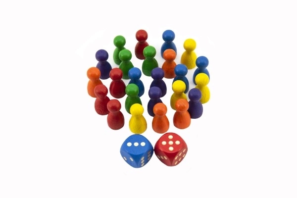 Figurice lesene 25mm 24kos 6 barv+ 2 kocki družabna igra v vrečki 7x13cm