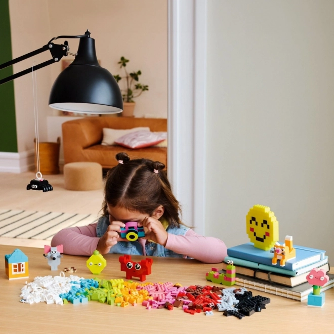 LEGO Classic 11042 Kreativna škatla sreče – ustvarjalni komplet igrač