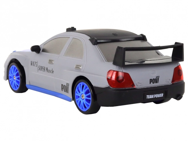 Športni avto R/C 1:24 na daljinsko upravljanje z zamenljivimi kolesi – sivo