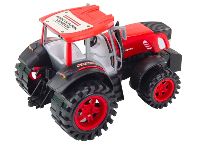 Velik traktor s prikolico in balami sena
