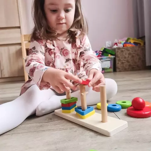 Lesena barvna igra z oblikami