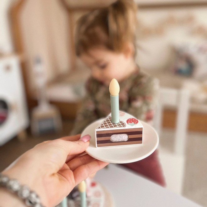 Lesena rojstnodnevna torta s svečkami