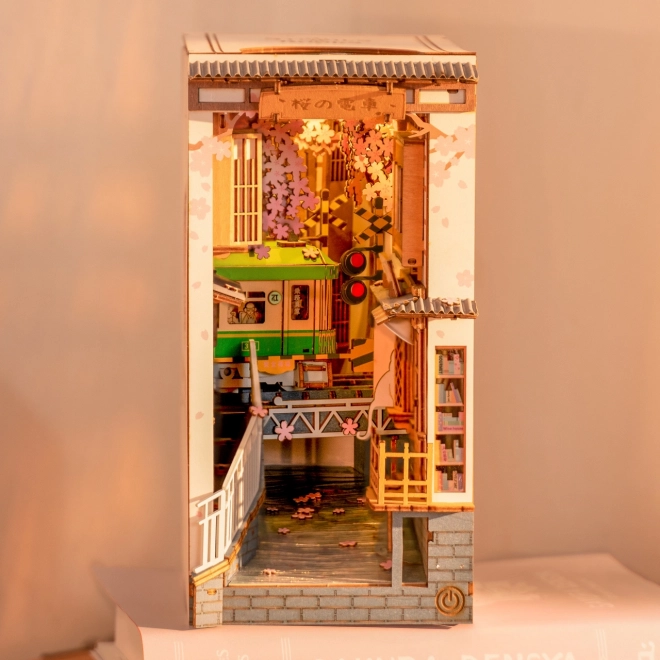 Podstavek za knjige miniatura hiške Cvetlična ulica