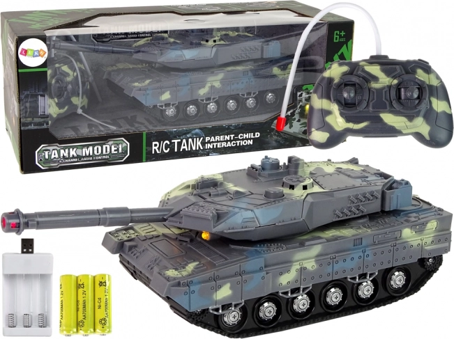 Daljinsko voden vojaški tank z učinki streljanja