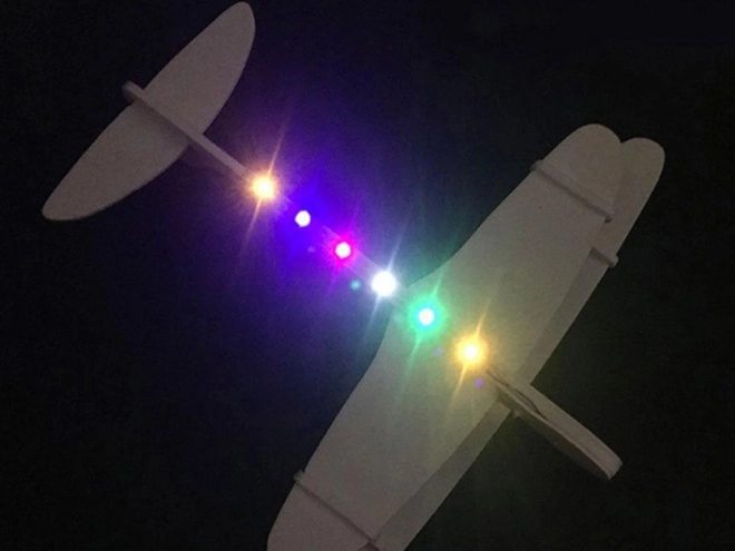 Penasto LED letalo s elektromotorjem