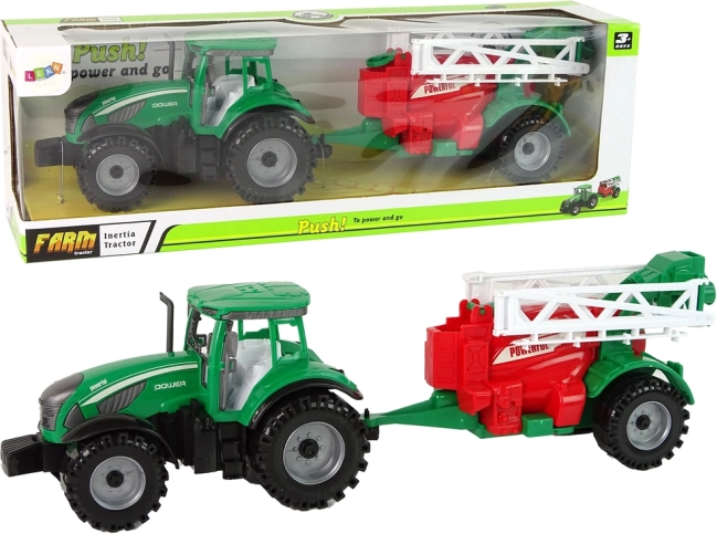 zeleni traktor z rdeče‑zelenim škropilnikom s trenjskim pogonom
