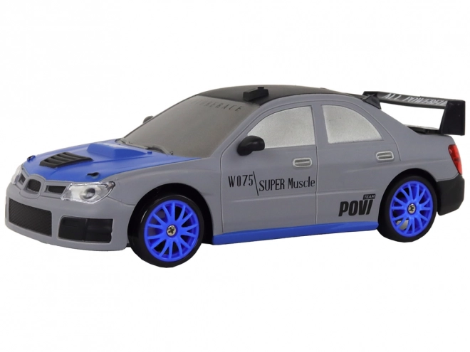 Športni avto R/C 1:24 na daljinsko upravljanje z zamenljivimi kolesi – sivo
