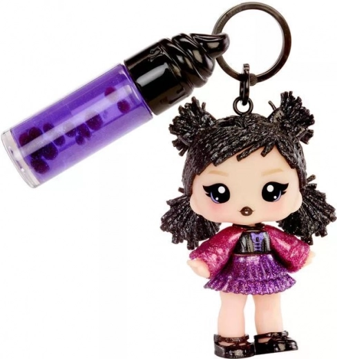 Punčka in lip gloss vedno pri roki