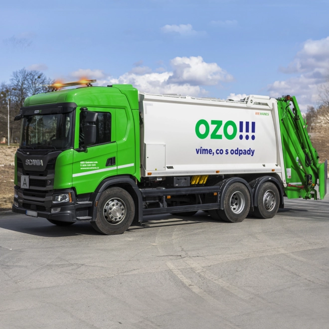 Smetarski tovornjak z logotipom OZO