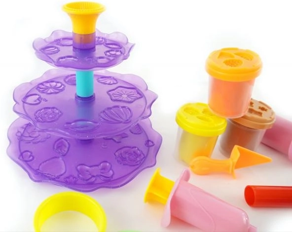 Večnadstropno slaščičarsko stojalo za razstavljanje stvaritev