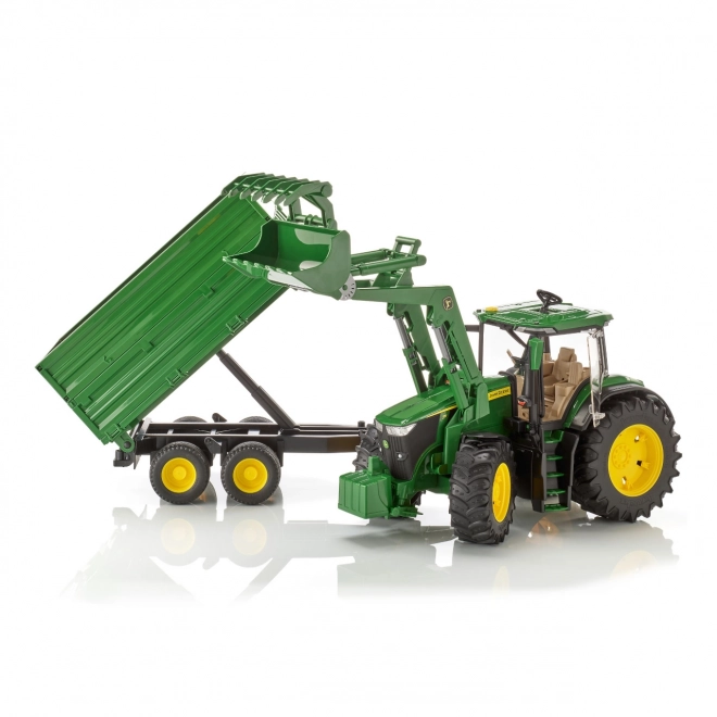 Traktor John Deere 7R s čelnim nakladačem in prikolico
