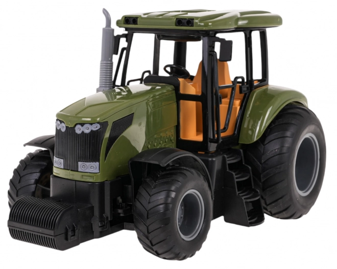 Traktor z zelenim priklopnikom R/C