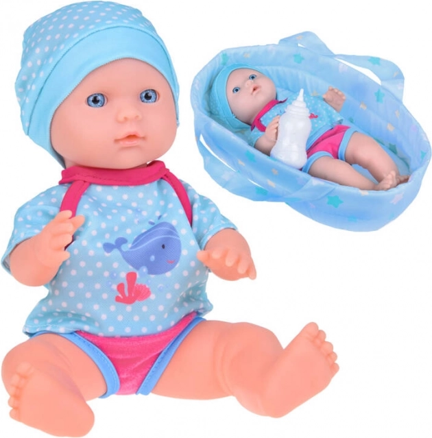 Punčka v nosilki YaYa Baby pije in lula
