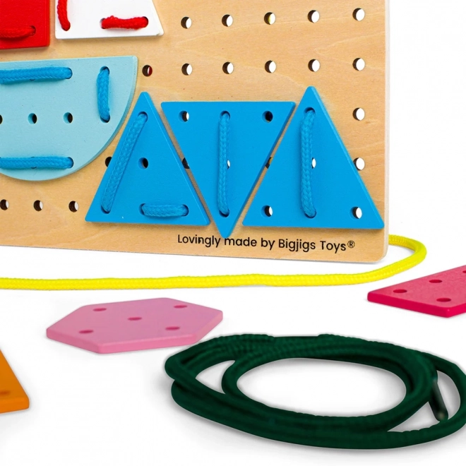 Bigjigs Toys Lesena igra za vezanje Geometrične oblike