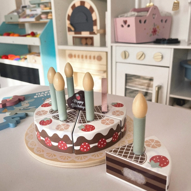 Lesena rojstnodnevna torta s svečkami