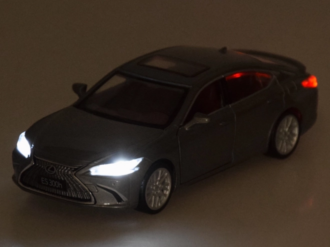 Model avtomobila Lexus ES300h 1:35 z osvetlitvijo in zvokom