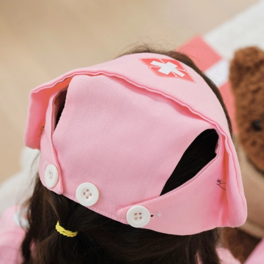 Kapa s križem za celovit videz