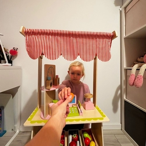 Leseni kiosk z dodatki za otroke