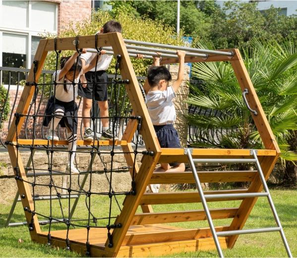 Kombinacija lesa, kovine in vrvi