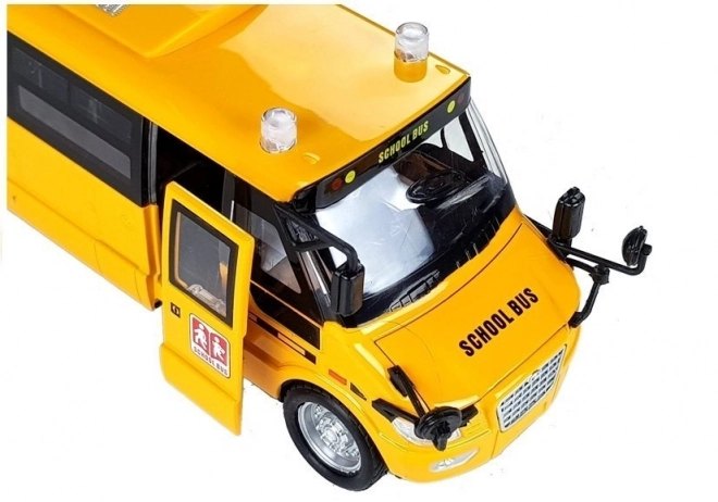 Kovinski šolski avtobus z motorjem na poteg