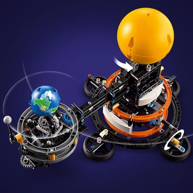 LEGO4 Technic 42179 Planeta Zemlja in Luna na orbiti
