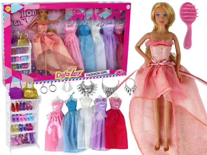 Lutka z dolgimi blond lasmi in dodatki