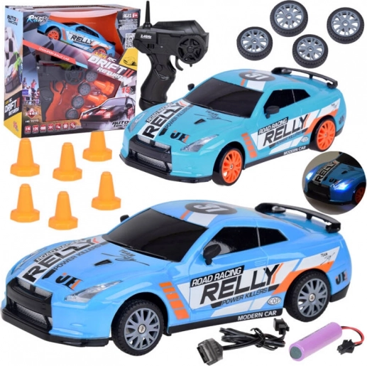 RC drift avtomobil z daljinskim upravljalnikom 1:24 s stožci in rezervnimi kolesi