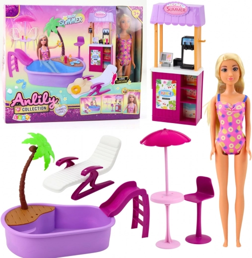 Lutka ANLILY na plaži z bazenom in stojničo z napitki
