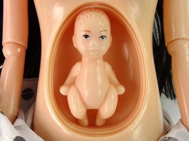 Interaktivna noseča punčka