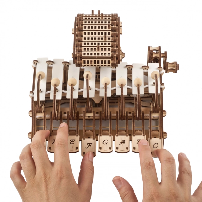 Ugears lesen mehanski model glasbenega instrumenta Celesta