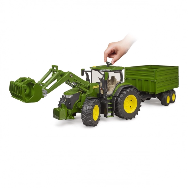 Traktor John Deere 7R s čelnim nakladačem in prikolico