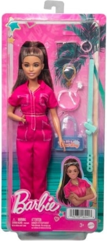 Barbie rjavolaska v rožnatem kombinezonu z dodatki