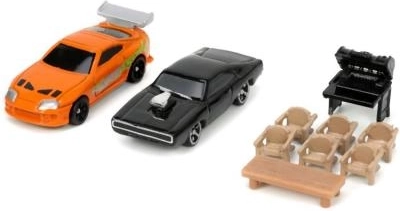 Dva kovinska nano avtomobilčka