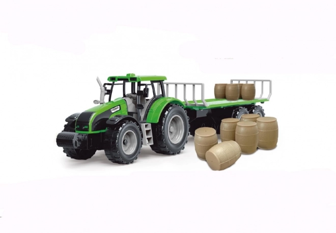 Traktor z vztrajnikom in prikolico polno sena