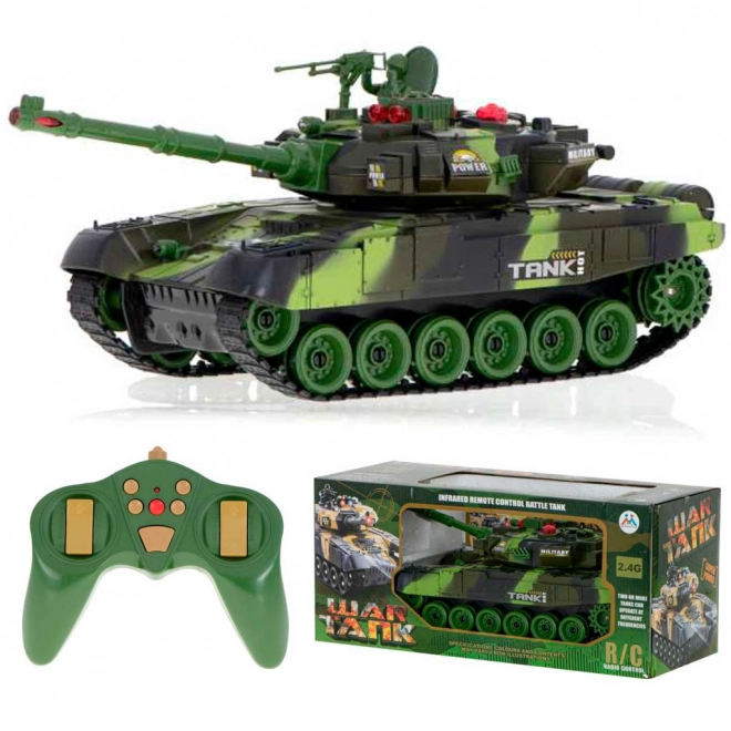 Vojaški tank na daljinsko vodenje z gozdno kamuflažo