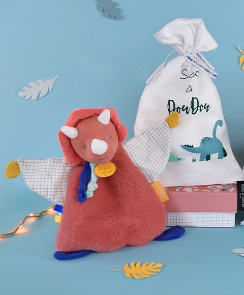 Doudou darilni set - igrača s priponko za dudo dinozaver roza