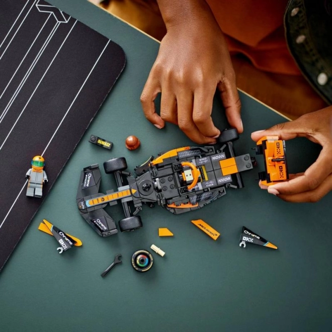 LEGO Speed Champions 76919 Dirkalni avto McLaren Formula 1 2023