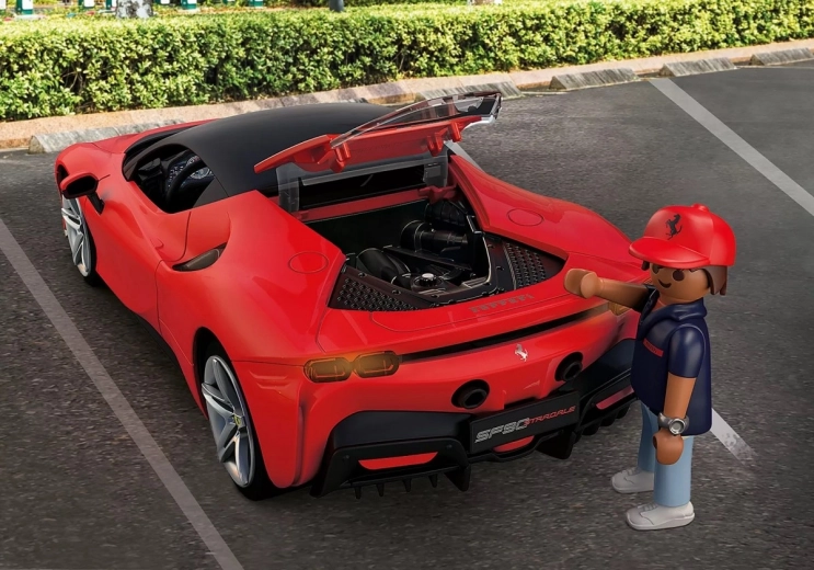 Podroben motor V8 in odpirajoč se zadnji pokrov