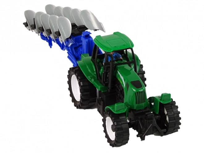 Zeleni kmetijski traktor s plugom