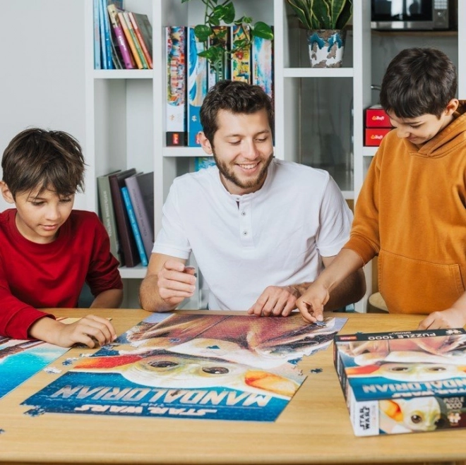 TREFL Puzzle Premium Plus Vojna zvezd: Mandalorijanec - Grogu 1000 kosov