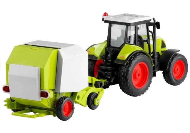 Traktor s stiskalnico za bale