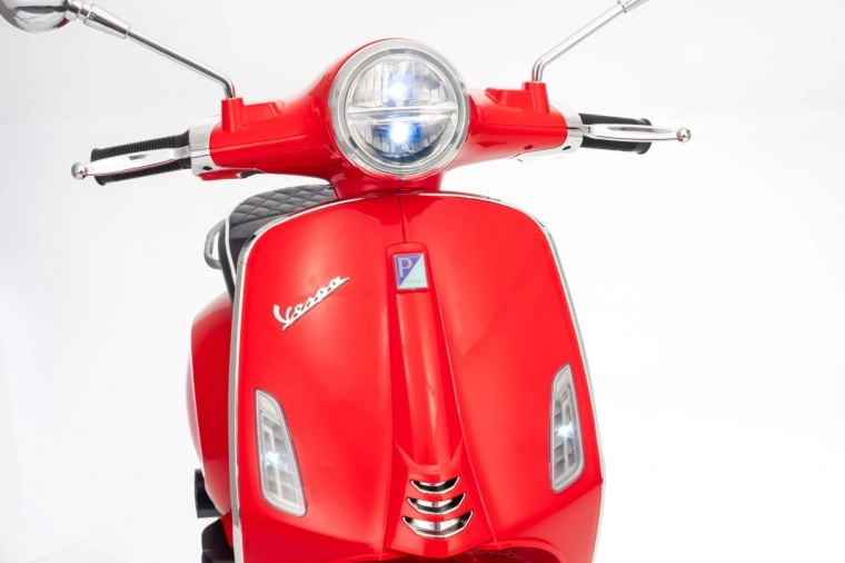 LED luči in realističen VESPA dizajn