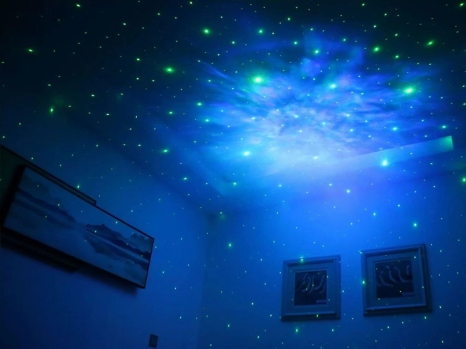 Zvezdni projektor s sedečim astronavtom in daljinskim upravljalnikom